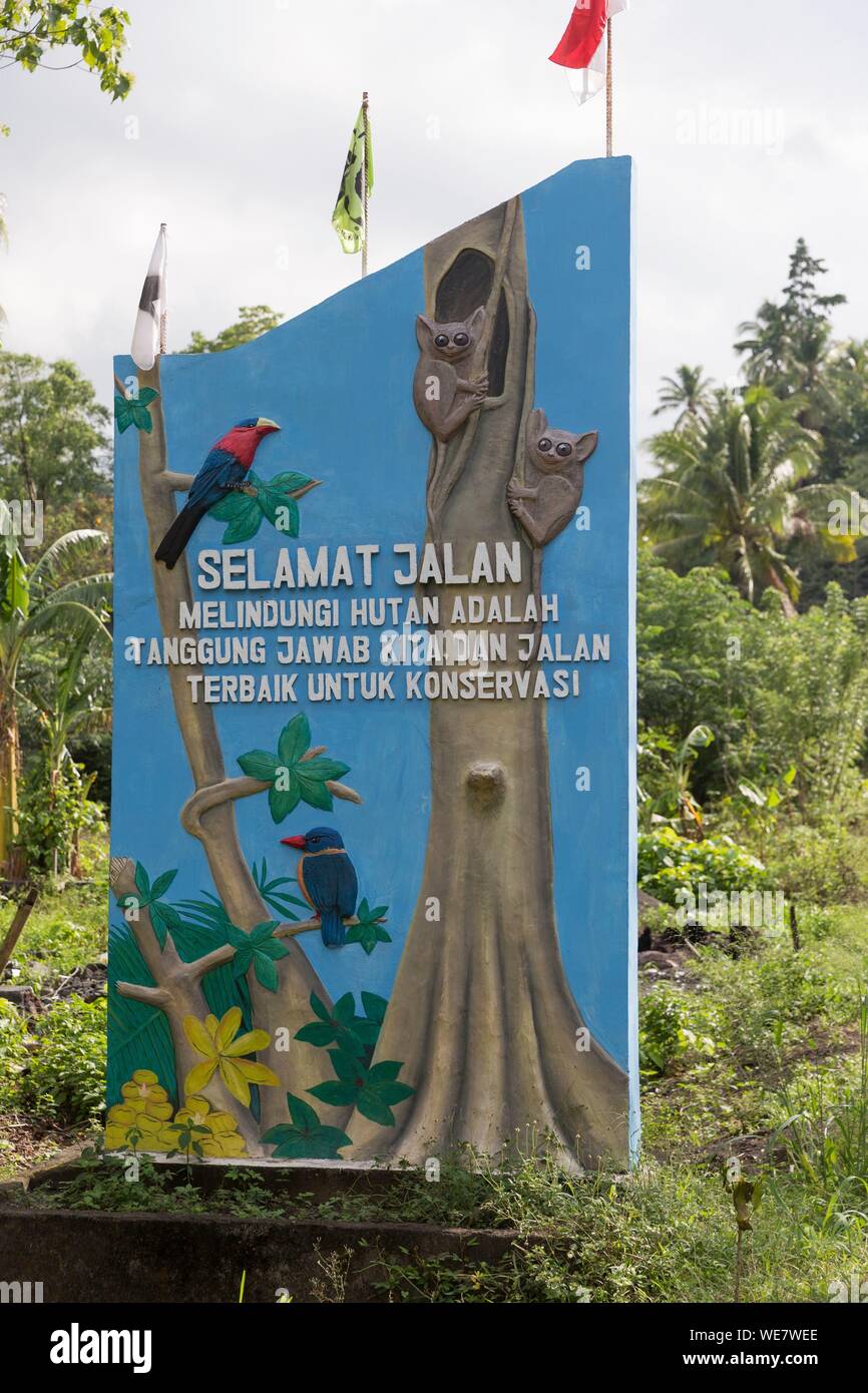 Indonesia, Celebes, Sulawesi, Tangkoko National Park, segno all'ingresso del villaggio di Tangkoko Foto Stock