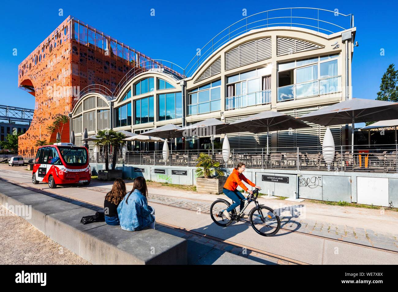 Francia, Rhone, Lione, la confluenza distretto sud di Presqu'ile, vicino alla confluenza del Rodano e della Saona, quai Rambaud lungo la ex docks, Selcius ristorante e il Pavillon des Salins anche chiamato Cube arancione e Navly, autonoma minibus senza conducente Foto Stock