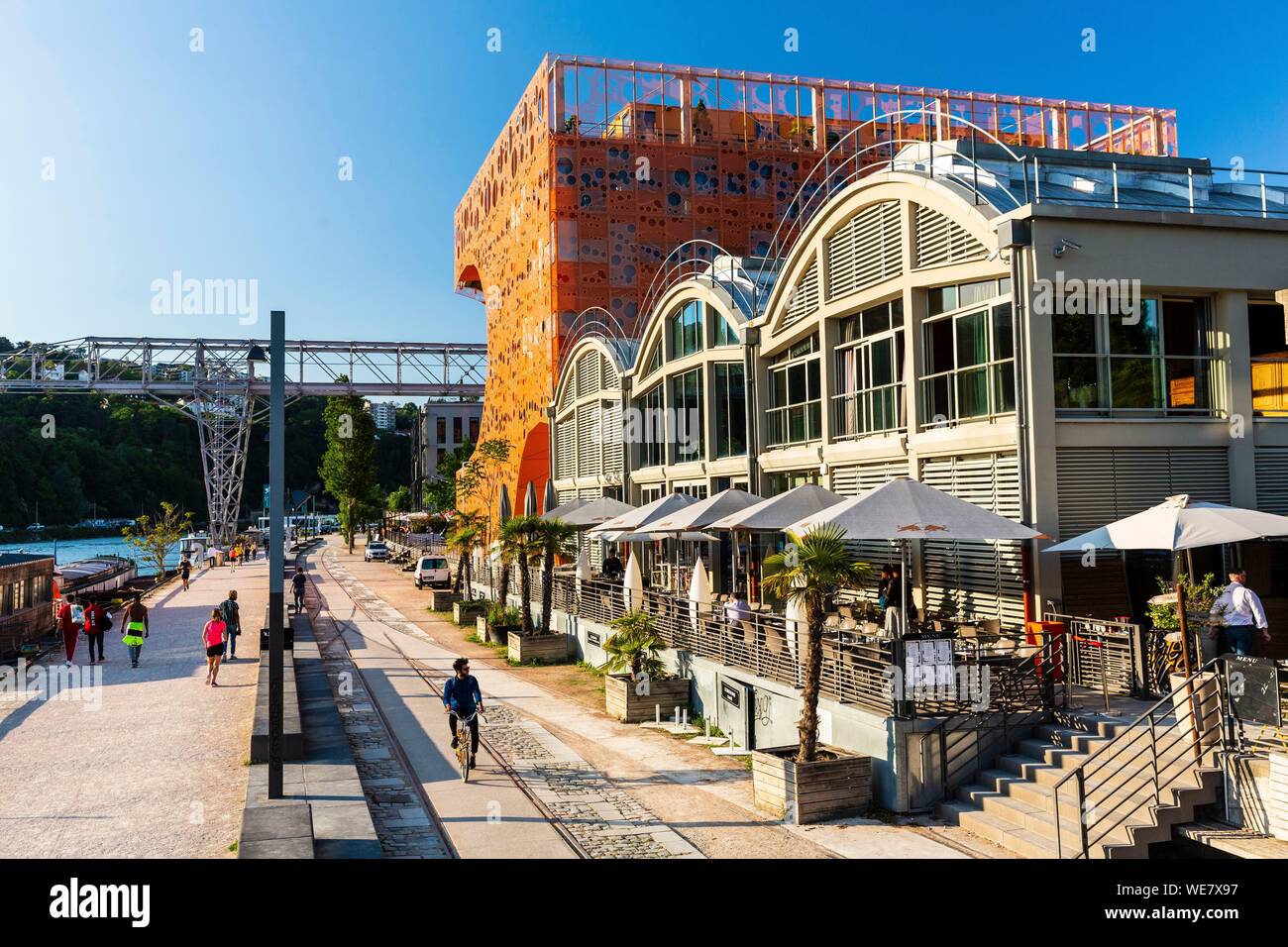 Francia, Rhone, Lione, la confluenza distretto sud di Presqu'ile, vicino alla confluenza del Rodano e della Saona, quai Rambaud lungo la ex docks, Selcius ristorante e il Pavillon des Salins anche chiamato Cube Orange Foto Stock