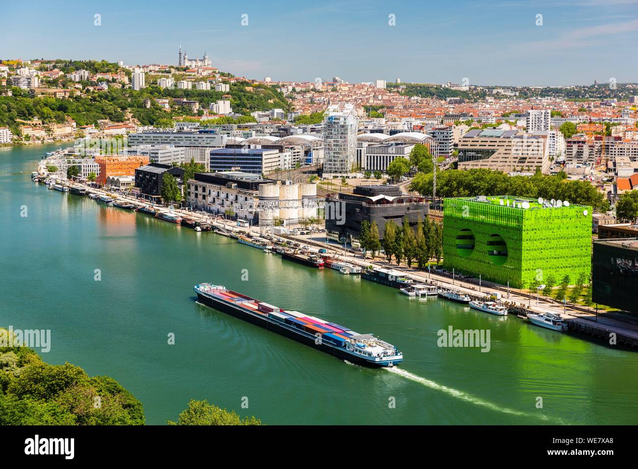 Francia, Rhône (69), Lione, quartiere di La confluenza nel sud della penisola, primo quartiere francese sostenibile certificate dal WWF, vista del quai Rambaud lungo il vecchio dock con il cubo di colore verde e arancione cubo e la Cattedrale di Notre Dame de Fourviere Basilica Foto Stock