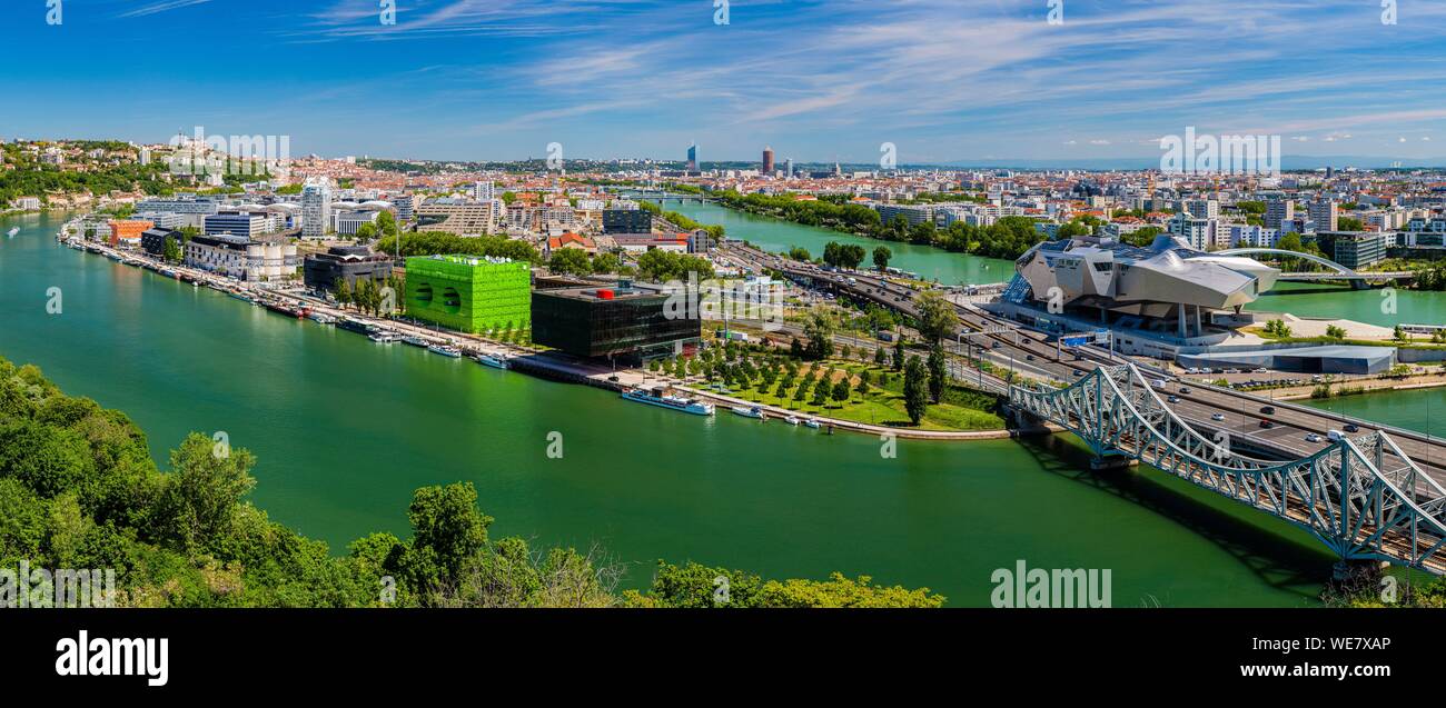Francia, Rhône (69), Lione, quartiere di La confluenza nel sud della penisola, primo quartiere francese sostenibile certificate dal WWF, vista sulla ferrovia e strada ponti del Mulatiere, il Museo di Confluences, il museo delle scienze e della società, situato alla confluenza del Rodano e Saone, il Quai Rambaud lungo il vecchio dock con il cubo di colore verde e arancione cubo, Notre Dame de Fourviere Basilica, Incity Tower e la matita colorata Foto Stock