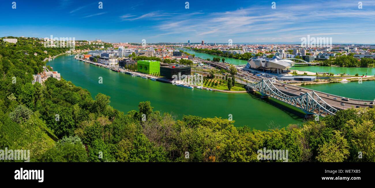 Francia, Rhône (69), Lione, quartiere di La confluenza nel sud della penisola, primo quartiere francese sostenibile certificate dal WWF, vista sulla ferrovia e strada ponti del Mulatiere, il Museo di Confluences, il museo delle scienze e della società, situato alla confluenza del Rodano e Saone, il Quai Rambaud lungo il vecchio dock con il cubo di colore verde e arancione cubo, Notre Dame de Fourviere Basilica, Incity Tower e la matita colorata Foto Stock