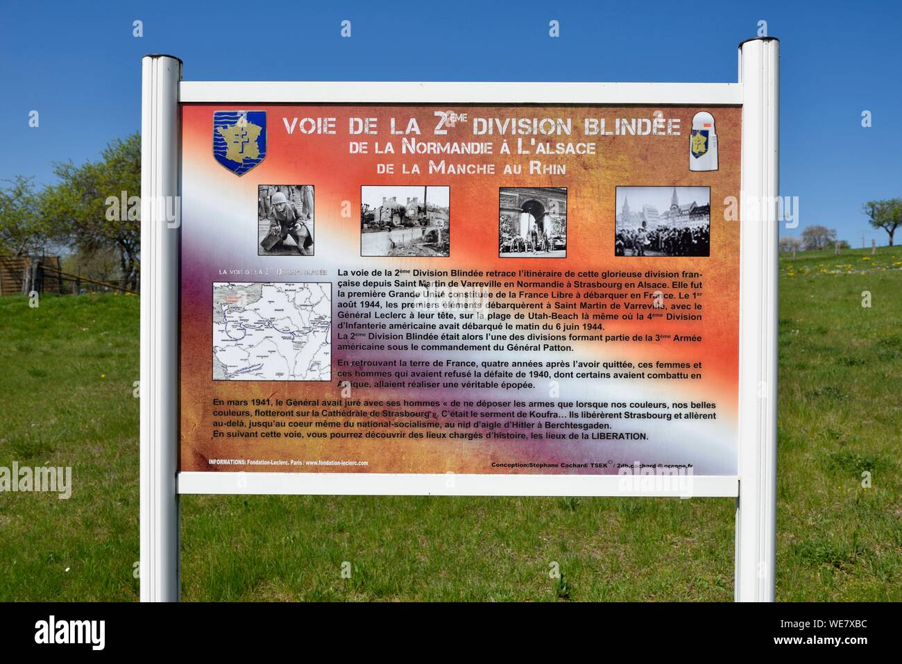 Francia, Vosges, Dompaire, memoriale della battaglia di Dompaire della seconda guerra mondiale la battaglia di serbatoi che ha avuto luogo dal 12 al 15 settembre 1944, il pannello che mostra i percorsi di 2 db Foto Stock