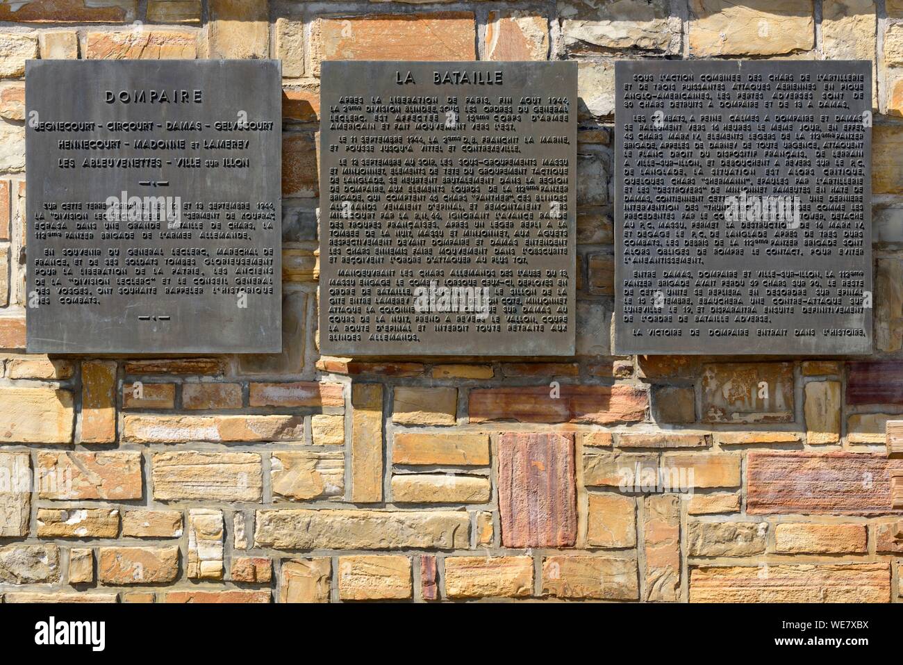 Francia, Vosges, Dompaire, memoriale della battaglia di Dompaire della seconda guerra mondiale la battaglia di serbatoi che ha avuto luogo dal 12 al 15 settembre 1944, targhe commemorative Foto Stock