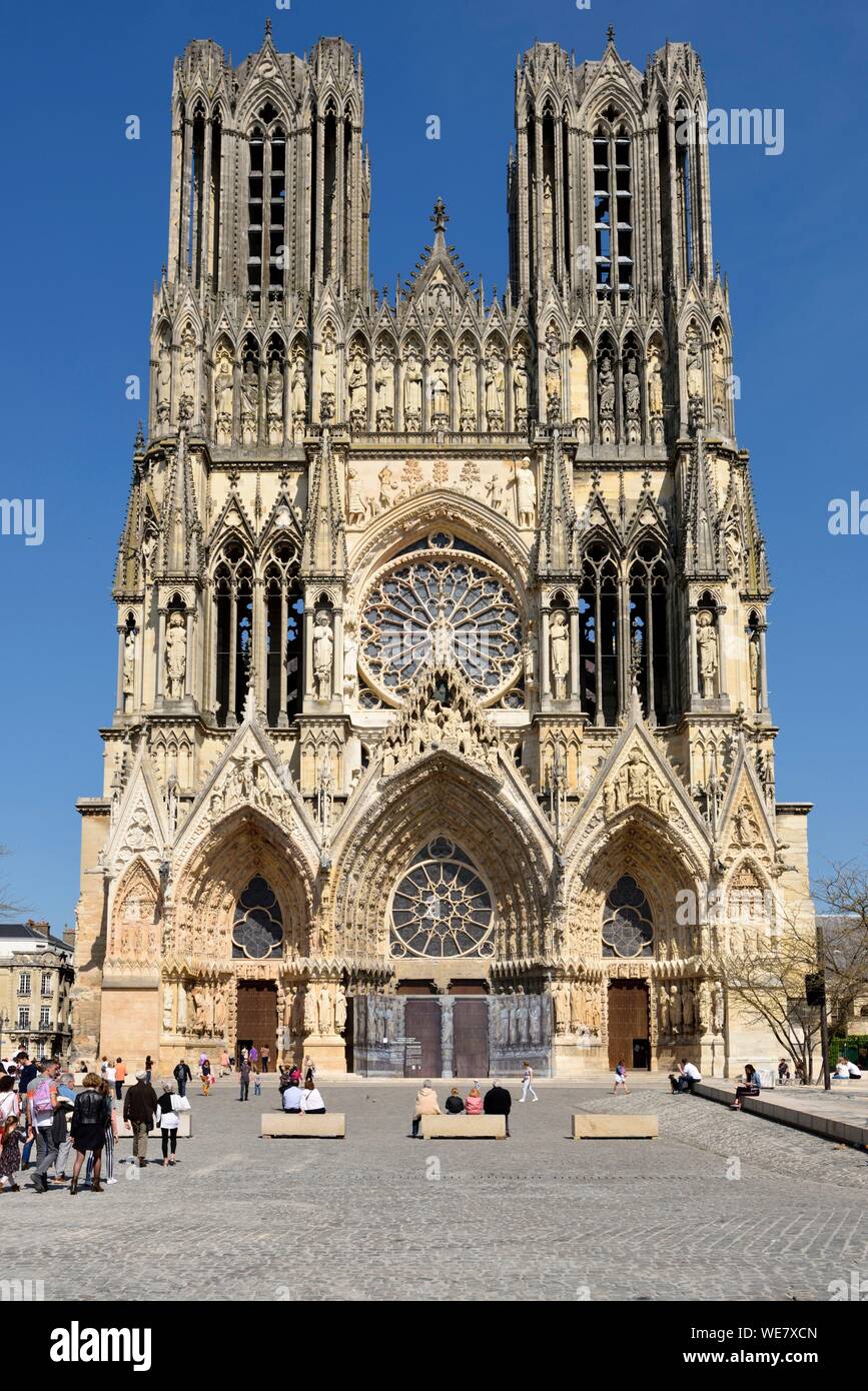 Francia, Marne, Reims, la cattedrale di Notre Dame, la cattedrale di Notre Dame, facciata e plaza pedonale Foto Stock