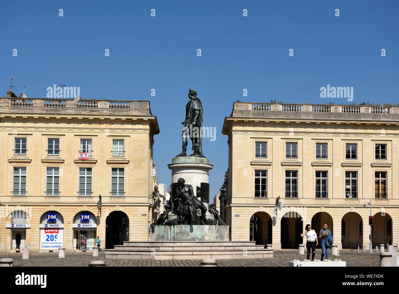 Francia, Marne, Reims, Place Royale, statua di Luigi XV, due donne a fianco della statua Foto Stock