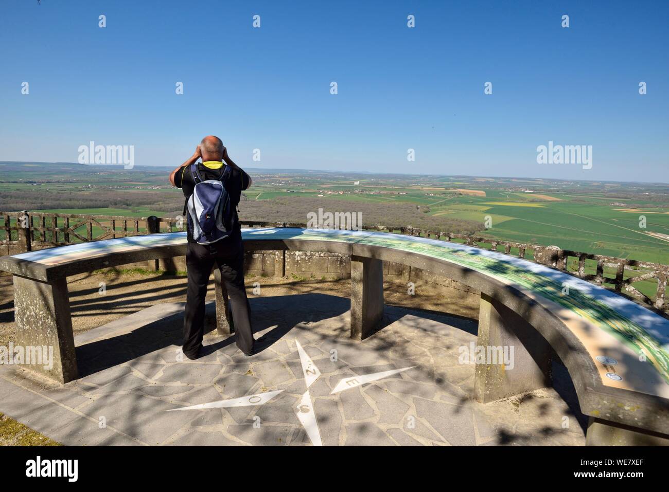 Francia, Meurthe et Moselle, Saxon Sion, paese di Saintois, Vaudemont Sion Hill, vista di Lorena dal tavolo di orientamento, torna l'uomo con il suo binocolo Foto Stock