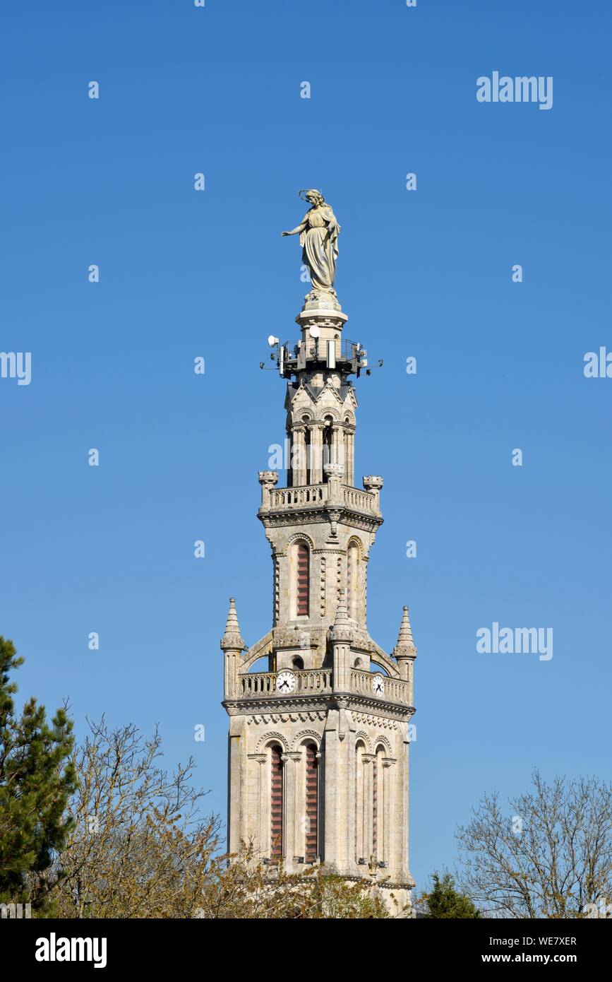 Francia, Meurthe et Moselle, Saxon Sion, basilica di Notre Dame di Sion, la torre campanaria e la statua della Vergine Maria Foto Stock