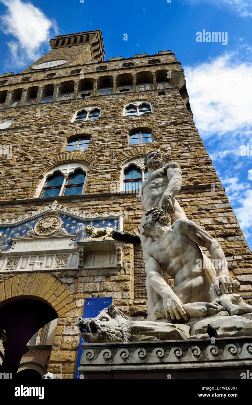 L'Italia, Toscana, Firenze, elencato come patrimonio mondiale dall'UNESCO, la Piazza de la piazza della Signoria, Palazzo Vecchio e Statua di Ercole e Caco di Baccio Bandinelli di fronte al museo Foto Stock