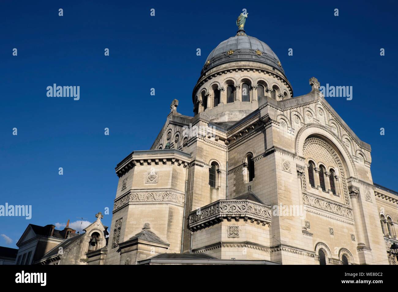 Francia, Indre et Loire, Tours, Saint Martin basilica, il monitor al posto letto, la cupola Foto Stock