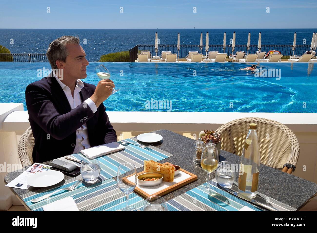 Francia, Alpes Maritimes, Saint Jean Cap Ferrat, Grand-Hotel du Cap Ferrat, un albergo a 5 stelle di palazzo dal Four Seasons Hotel, il poolside chic Club Delfino accanto alla piscina e di fronte al mare Foto Stock