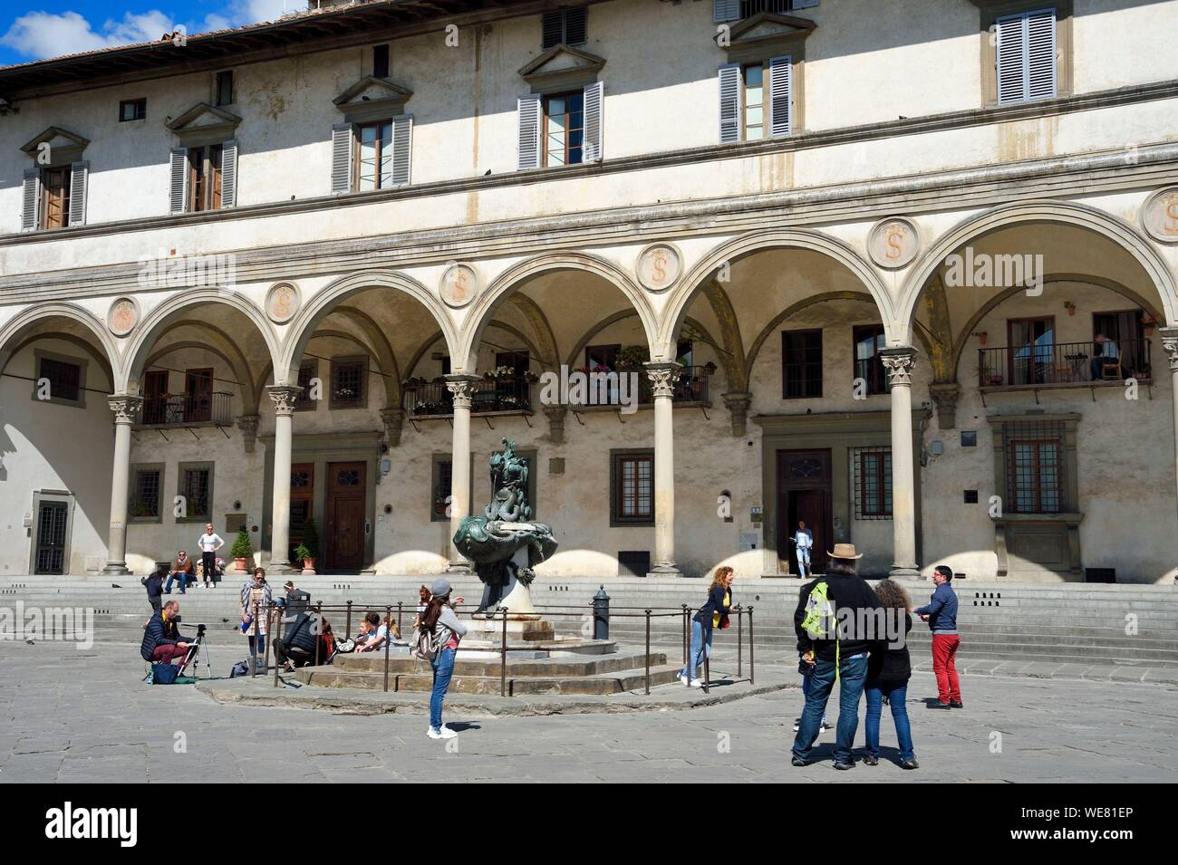 L'Italia, Toscana, Firenze, elencato come patrimonio mondiale dall'UNESCO, la piazza Santissima Annunziata con la Loggia dei Servi di Maria Foto Stock