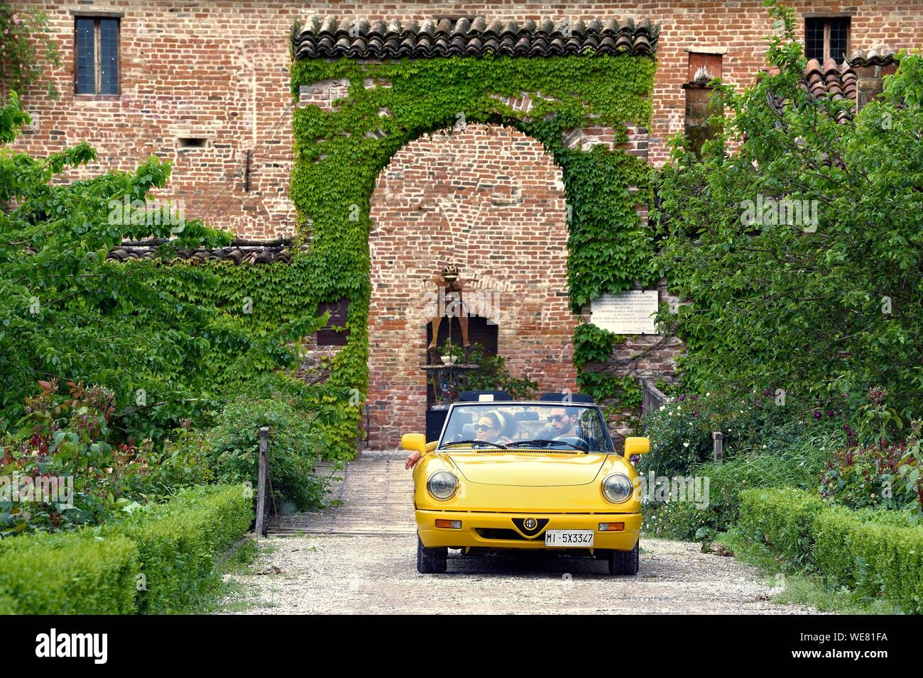 L'Italia, Emilia Romagna, Polesine Zibello vicino a Parma, Antica Corte Pallavicina Hotel e ristorante, Alfa Romeo Spider Duetto cabriolet giallo Foto Stock