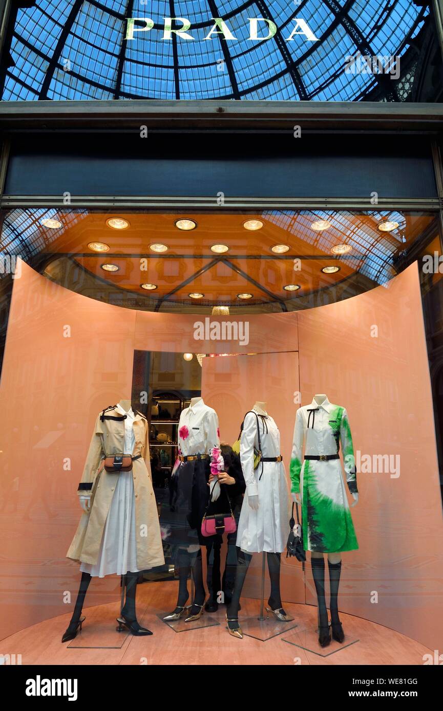L'Italia, Lombardia, Milano, Piazza del Duomo Galleria Vittorio Emanuele II, negozio di lusso di Prada, impostazione della vetrina Foto Stock