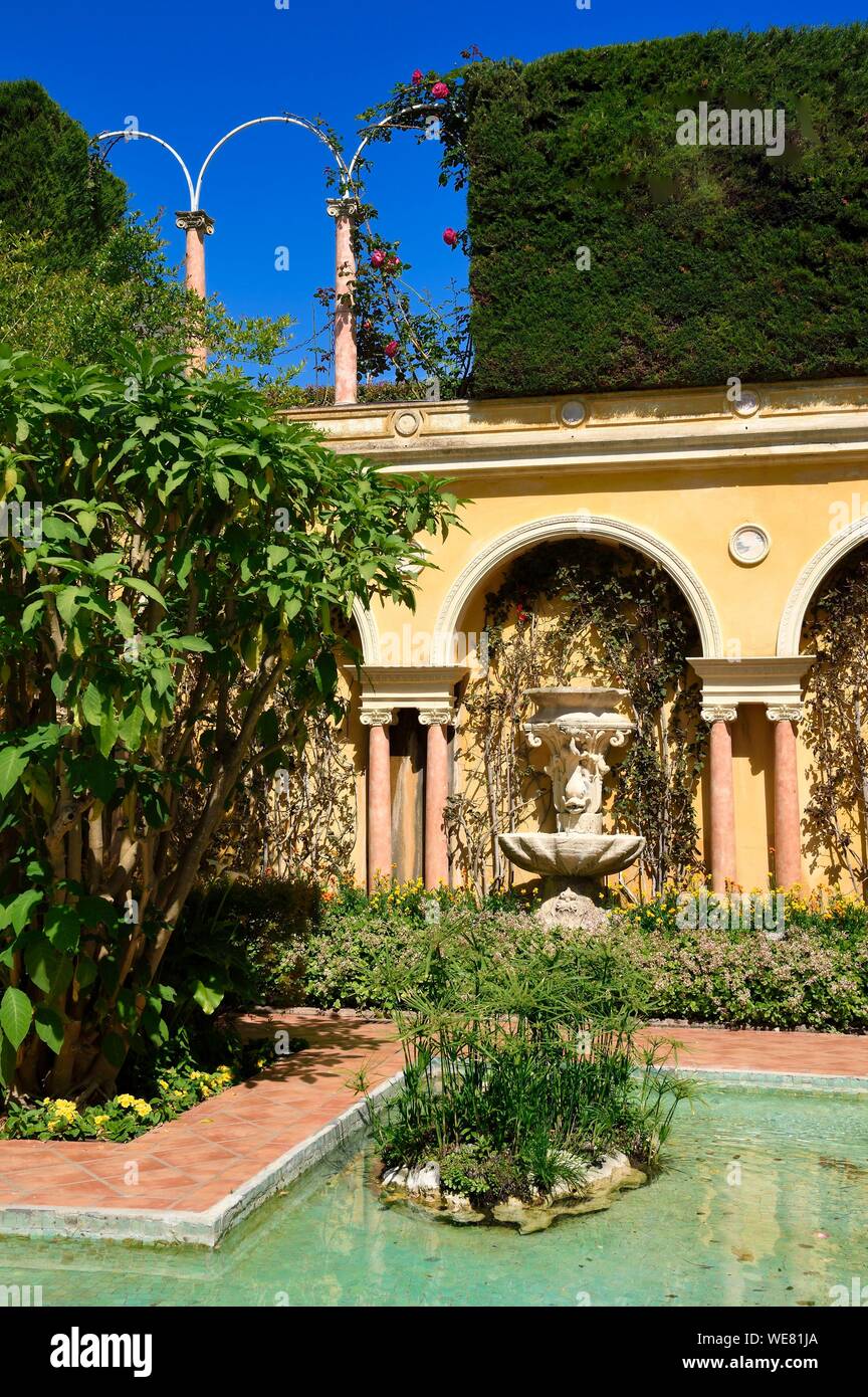 Francia, Alpes Maritimes, Saint Jean Cap Ferrat, Ephrussi de Rothschild villa e giardino, grande stagno e getti d'acqua nel giardino alla francese Foto Stock