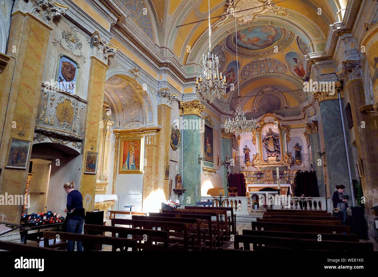 Francia, Alpes Maritimes, la collina del villaggio di Eze, la chiesa barocca Foto Stock