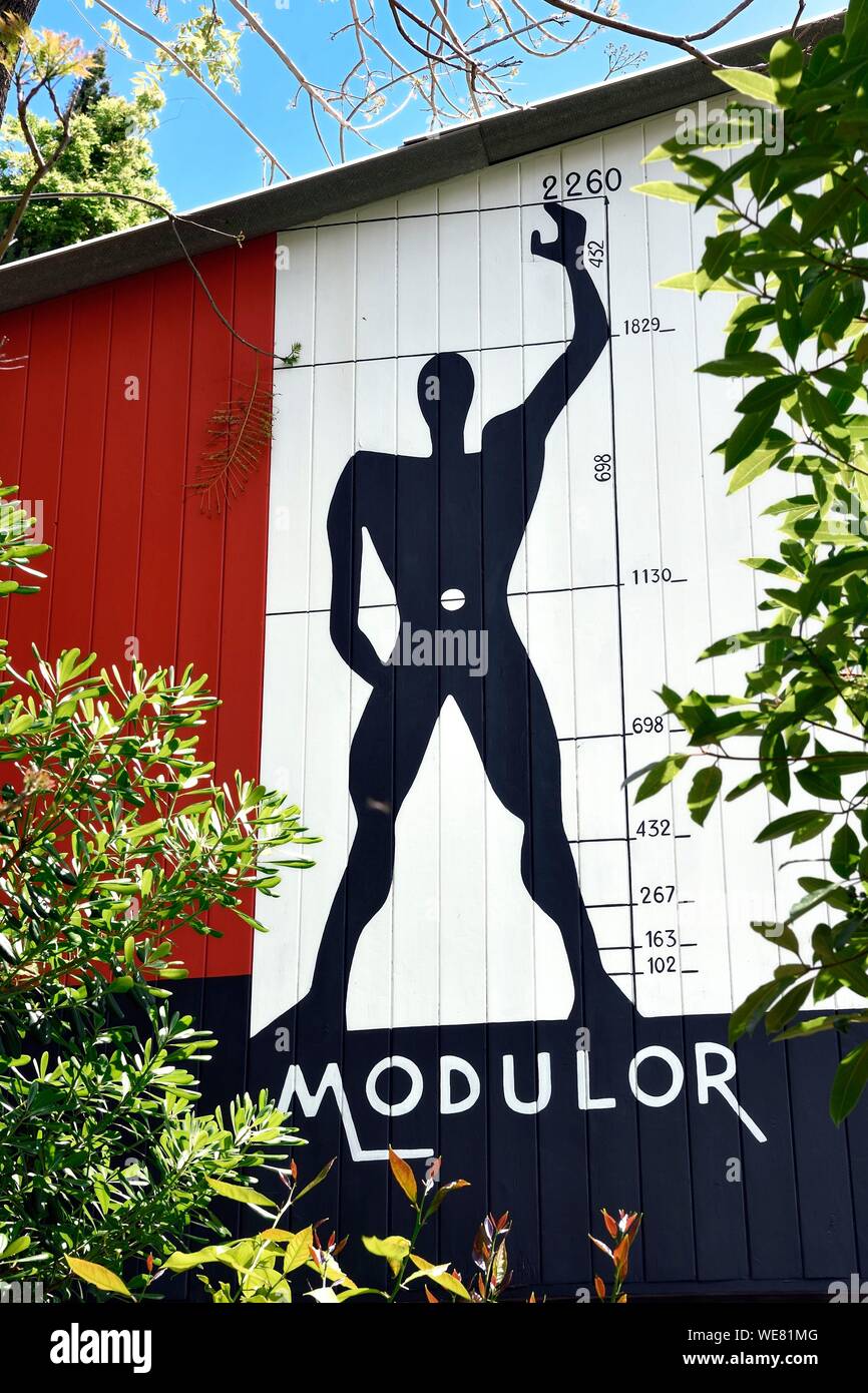 Francia, Alpes Maritimes, Roquebrune Cap Martin, Cap Martin, opera architettonica di Le Corbusier, classificato come patrimonio mondiale dall UNESCO, ex Ristorante e bar Etoile de Mer di Thomas Rebutato, pittura murale che rappresenta le Modulor sulla unità di campeggio progettato da Le Corbusier (richiesta di autorizzazione necessaria prima di pubblicazione) Foto Stock