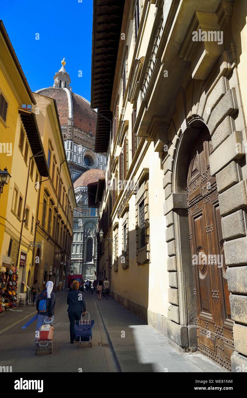 L'Italia, Toscana, Firenze, elencato come patrimonio mondiale dall'UNESCO, la cattedrale di Santa Maria del Fiore nella prospettiva della Via de Tedaldi Foto Stock