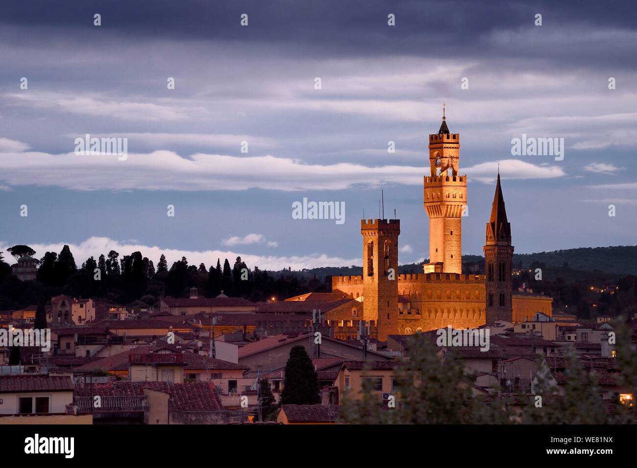 L'Italia, Toscana, Firenze, elencato come patrimonio mondiale dall'UNESCO, il Palazzo Vecchio al tramonto Foto Stock