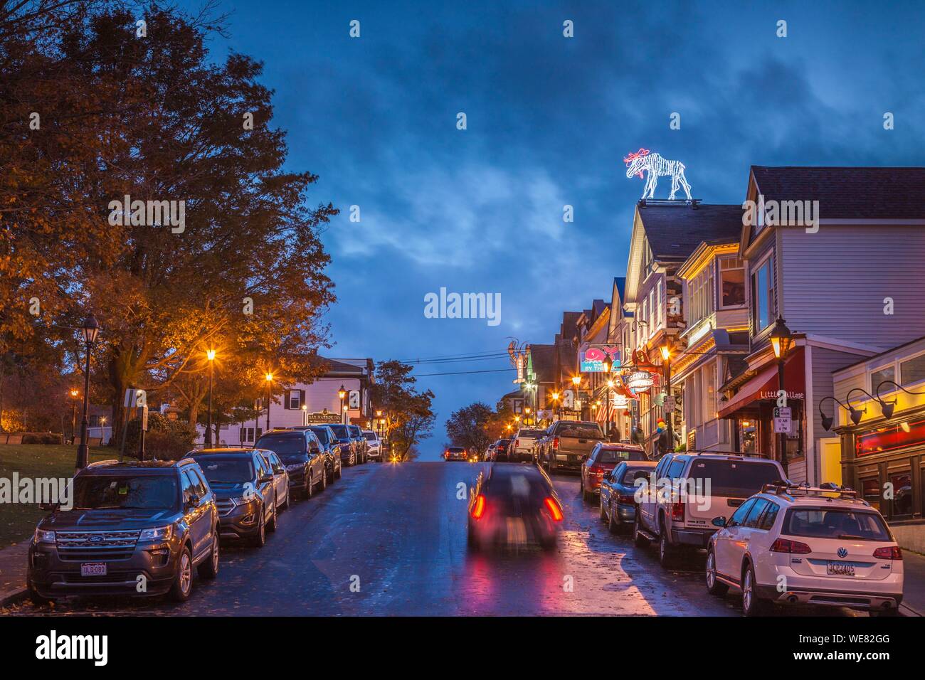 Stati Uniti, Maine, Mt. Isola deserta, Bar Harbor, ristoranti lungo la strada principale, l'autunno, crepuscolo Foto Stock