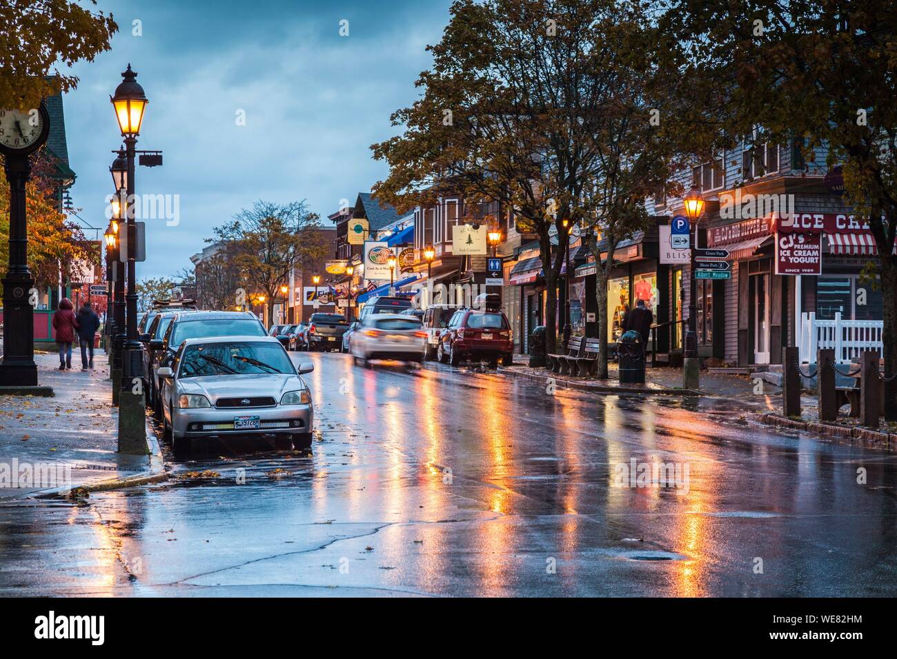 Stati Uniti, Maine, Mt. Isola deserta, Bar Harbor, Main Street, autunno, crepuscolo Foto Stock