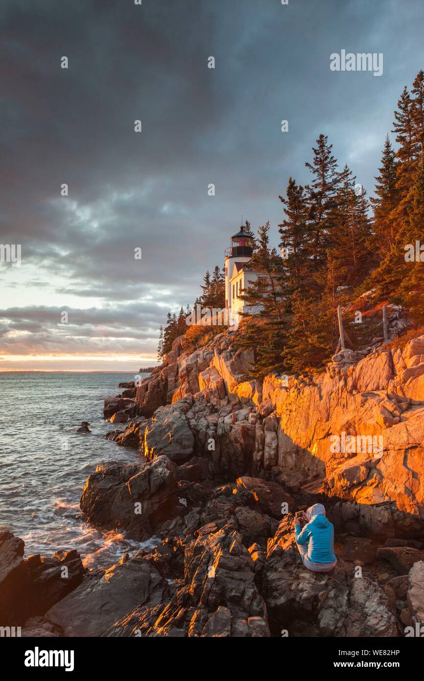 Stati Uniti, Maine, Mt. Isola deserta, Parco Nazionale di Acadia, Porto basso, Bass Harbor Head Lighthouse, autunno, crepuscolo Foto Stock