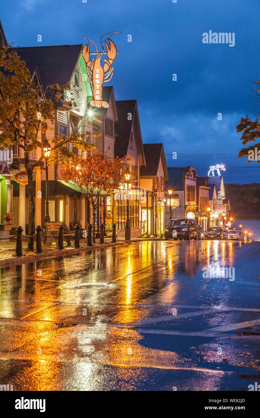 Stati Uniti, Maine, Mt. Isola deserta, Bar Harbor, ristoranti lungo la strada principale, l'autunno, crepuscolo Foto Stock