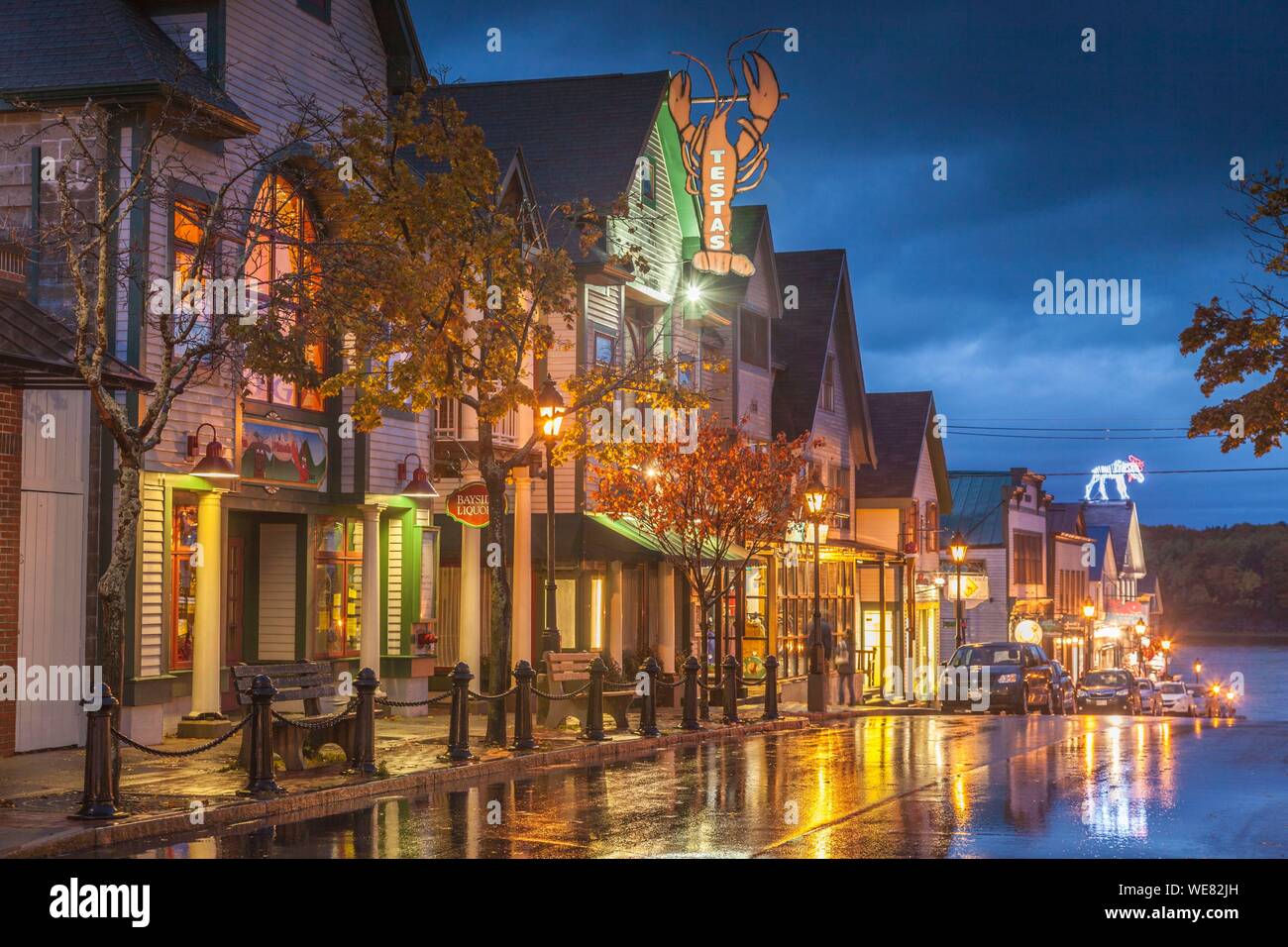 Stati Uniti, Maine, Mt. Isola deserta, Bar Harbor, ristoranti lungo la strada principale, l'autunno, crepuscolo Foto Stock