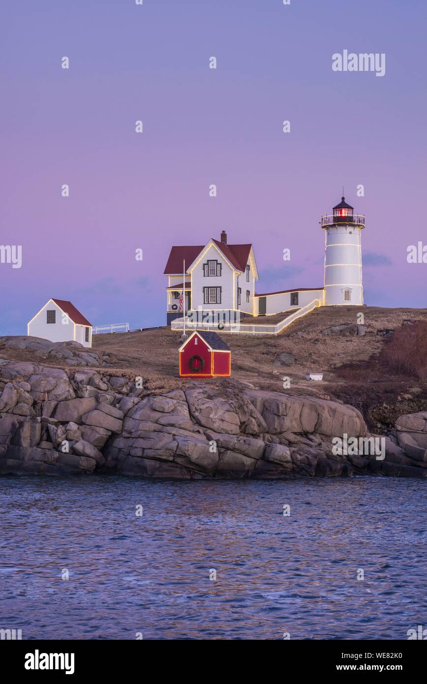 Stati Uniti, Maine, York Beach, Nubble Luce faro, crepuscolo Foto Stock
