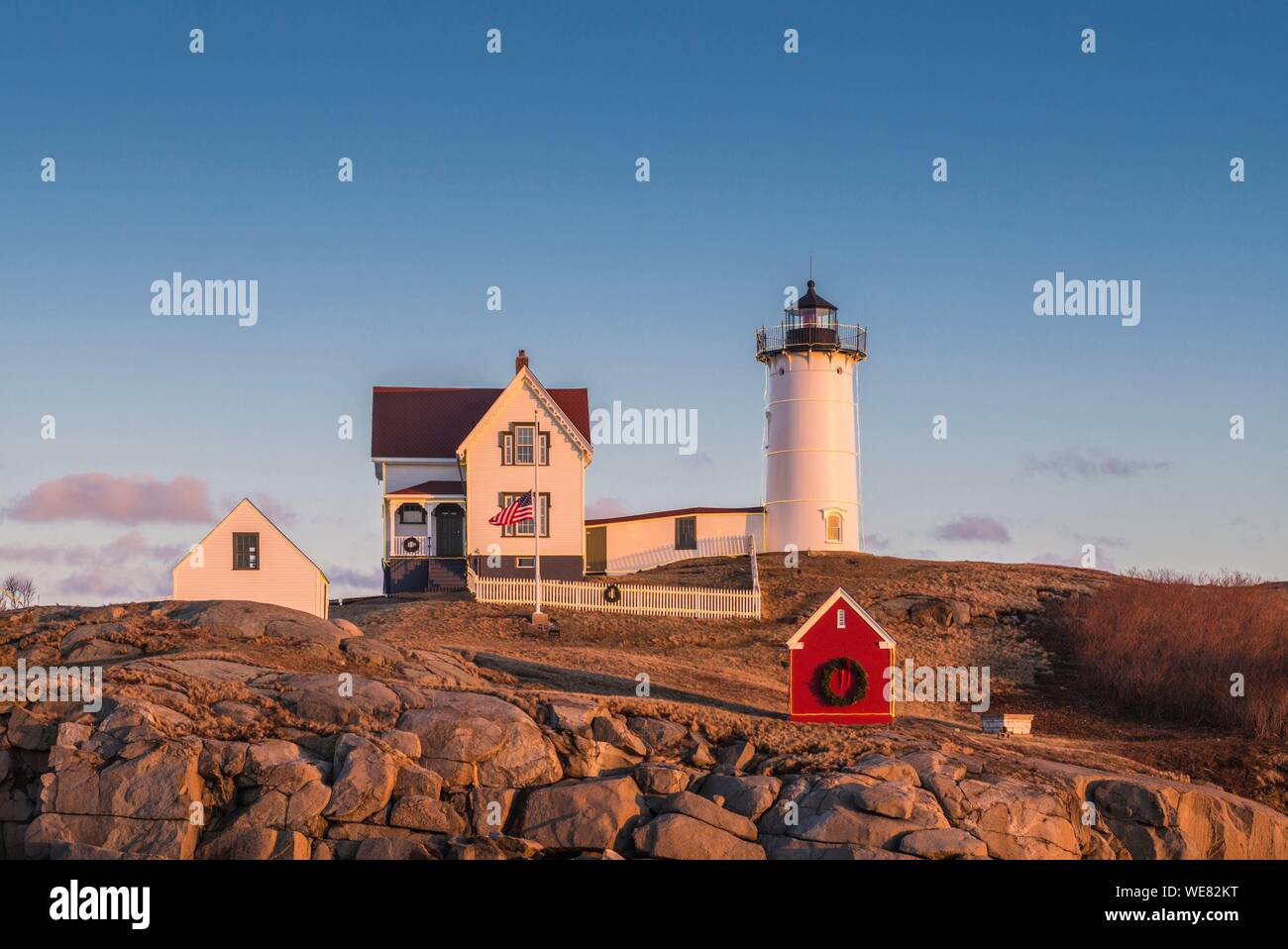 Stati Uniti, Maine, York Beach, Nubble Luce faro, crepuscolo Foto Stock