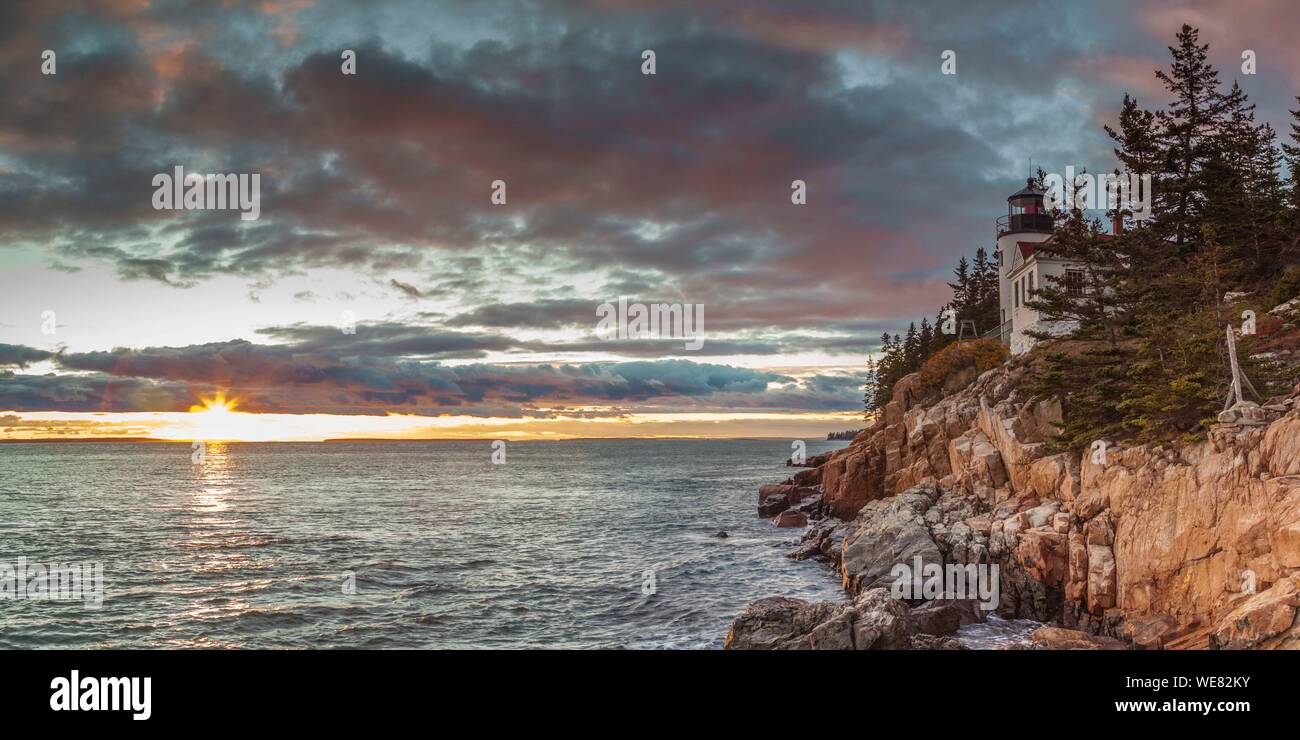 Stati Uniti, Maine, Mt. Isola deserta, Parco Nazionale di Acadia, Porto basso, Bass Harbor Head Lighthouse, autunno, crepuscolo Foto Stock
