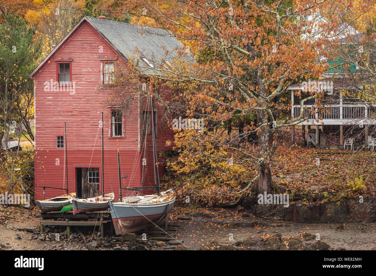 Stati Uniti, Maine, Georgetown, barca capannone e barche, autunno Foto Stock