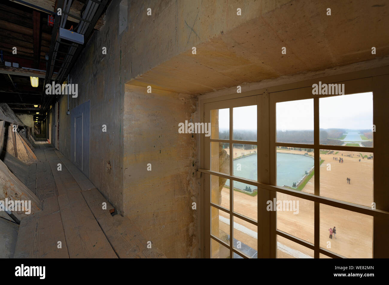 Francia, Yvelines, Chateau de Versailles, elencato come patrimonio mondiale dall'UNESCO, la grande prospettiva visto dall'attico sopra la Galerie des glacés (Sala degli Specchi) Foto Stock