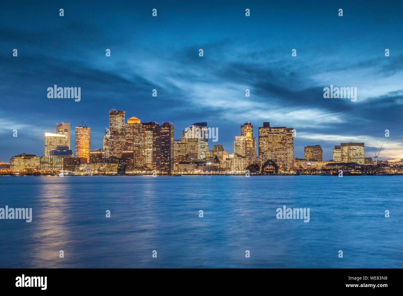 Stati Uniti, New England, Massachusetts, Boston, skyline della città dal porto di Boston, crepuscolo Foto Stock
