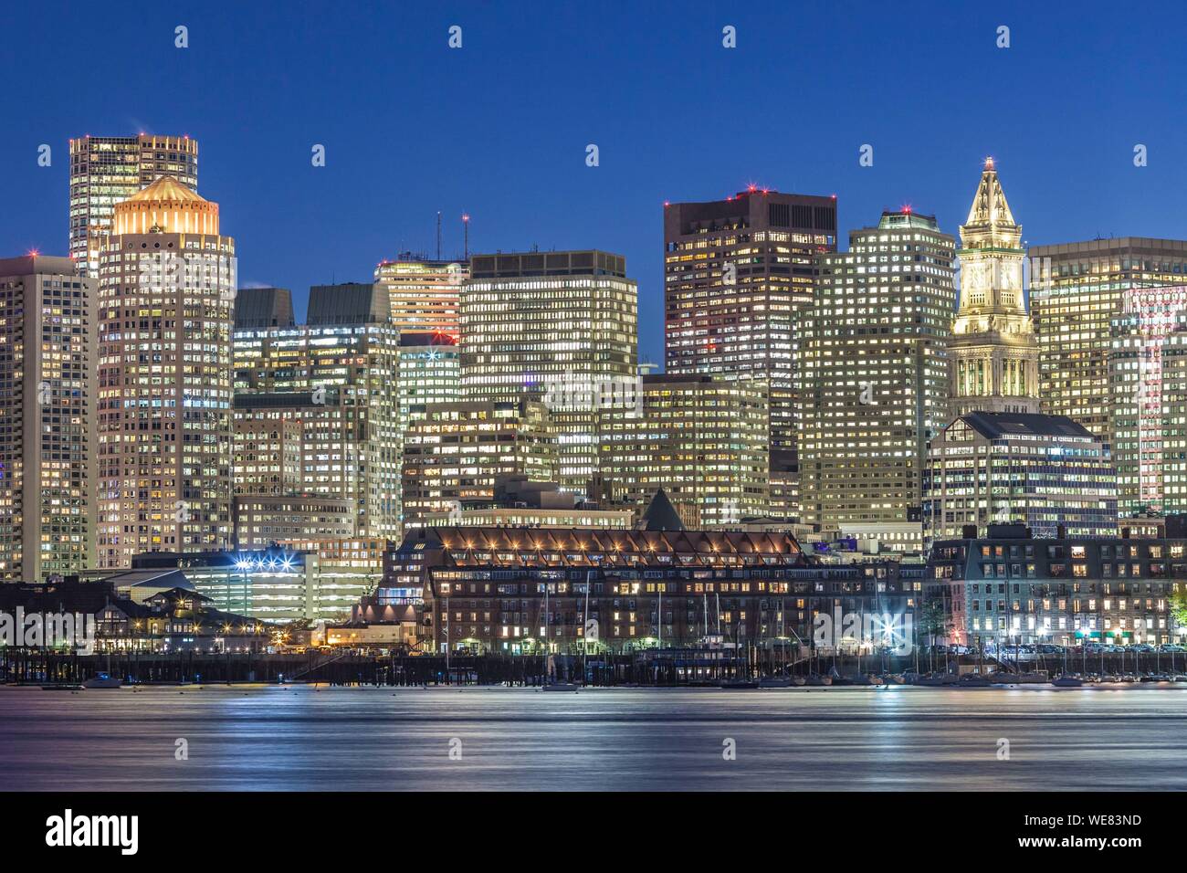 Stati Uniti, New England, Massachusetts, Boston, skyline della città dal porto di Boston, crepuscolo Foto Stock