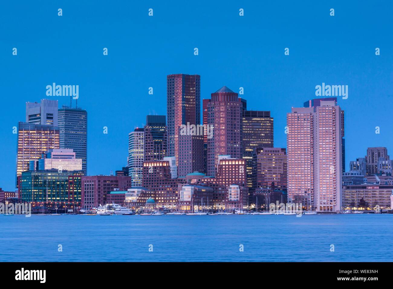 Stati Uniti, New England, Massachusetts, Boston, skyline della città dal porto di Boston, alba Foto Stock
