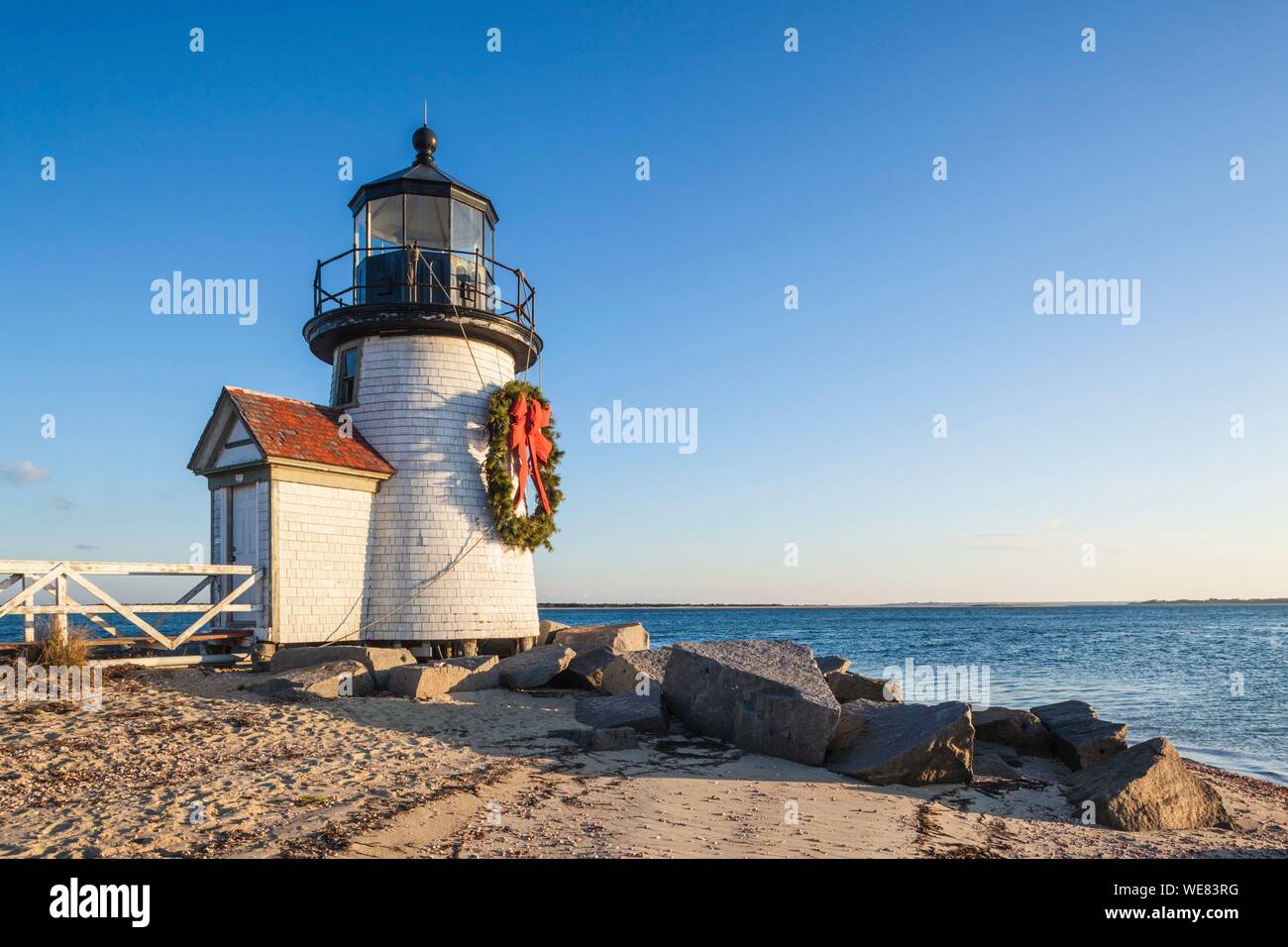 Stati Uniti, New England, Massachusetts, Nantucket Island, Nantucket, Brant Point Lighthouse con una ghirlanda di Natale Foto Stock