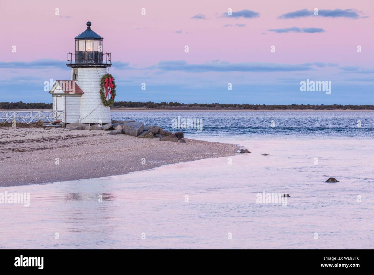 Stati Uniti, New England, Massachusetts, Nantucket Island, Nantucket, Brant Point Lighthouse con una ghirlanda di Natale, crepuscolo Foto Stock