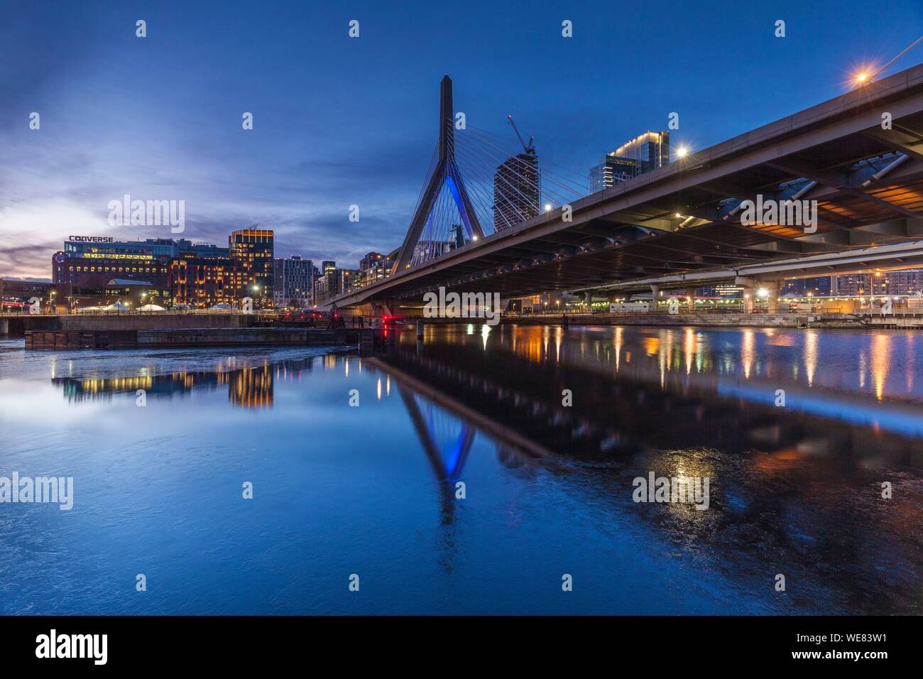 Stati Uniti, New England, Massachusetts, Boston, Leonard P. Zakim Bridge, alba Foto Stock