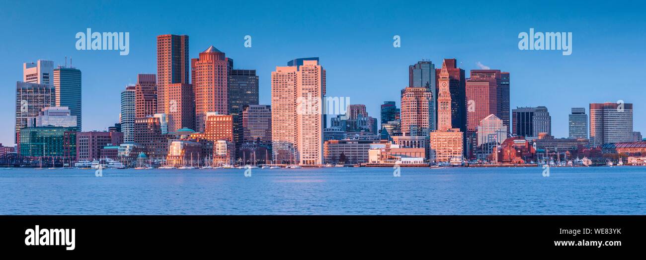 Stati Uniti, New England, Massachusetts, Boston, skyline della città dal porto di Boston, alba Foto Stock