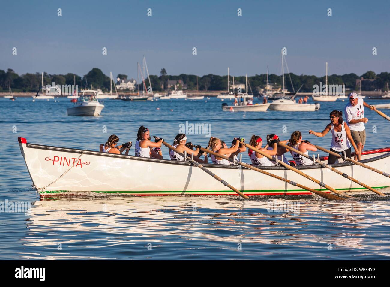 Stati Uniti, New England, Massachusetts, Cape Ann, Gloucester, Saint Peters Fiesta, Tradizionale Italiana comunità di pesca Festival, Senna a remi in barca la concorrenza Foto Stock