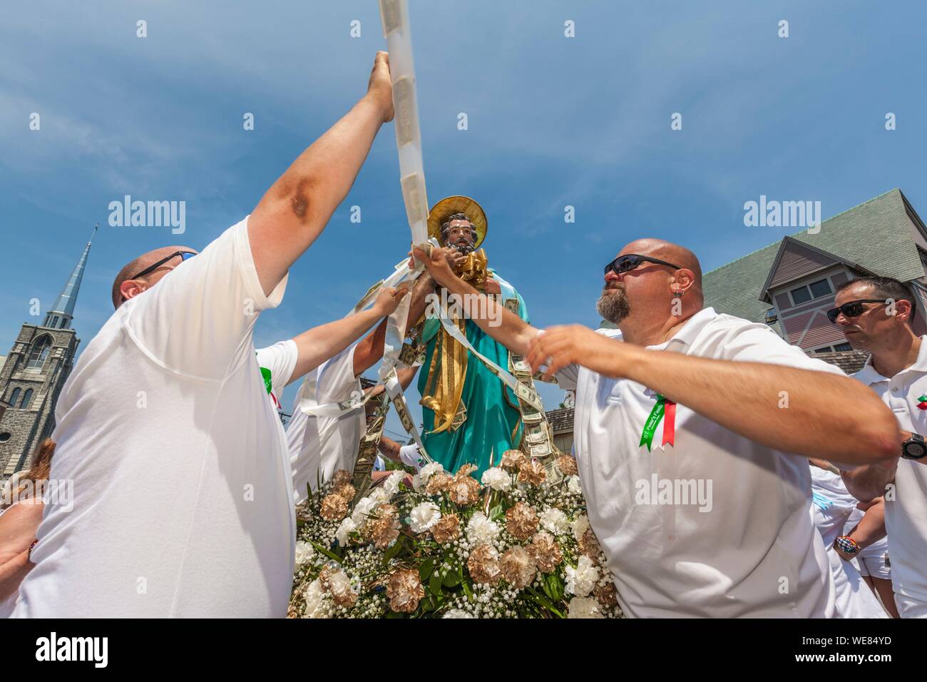 Stati Uniti, New England, Massachusetts, Cape Ann, Gloucester, Saint Peters Fiesta, Tradizionale Italiana comunità di pesca Festival, uomini di attaccare corde di erogazioni liberali in denaro per la statua di San Pietro Foto Stock