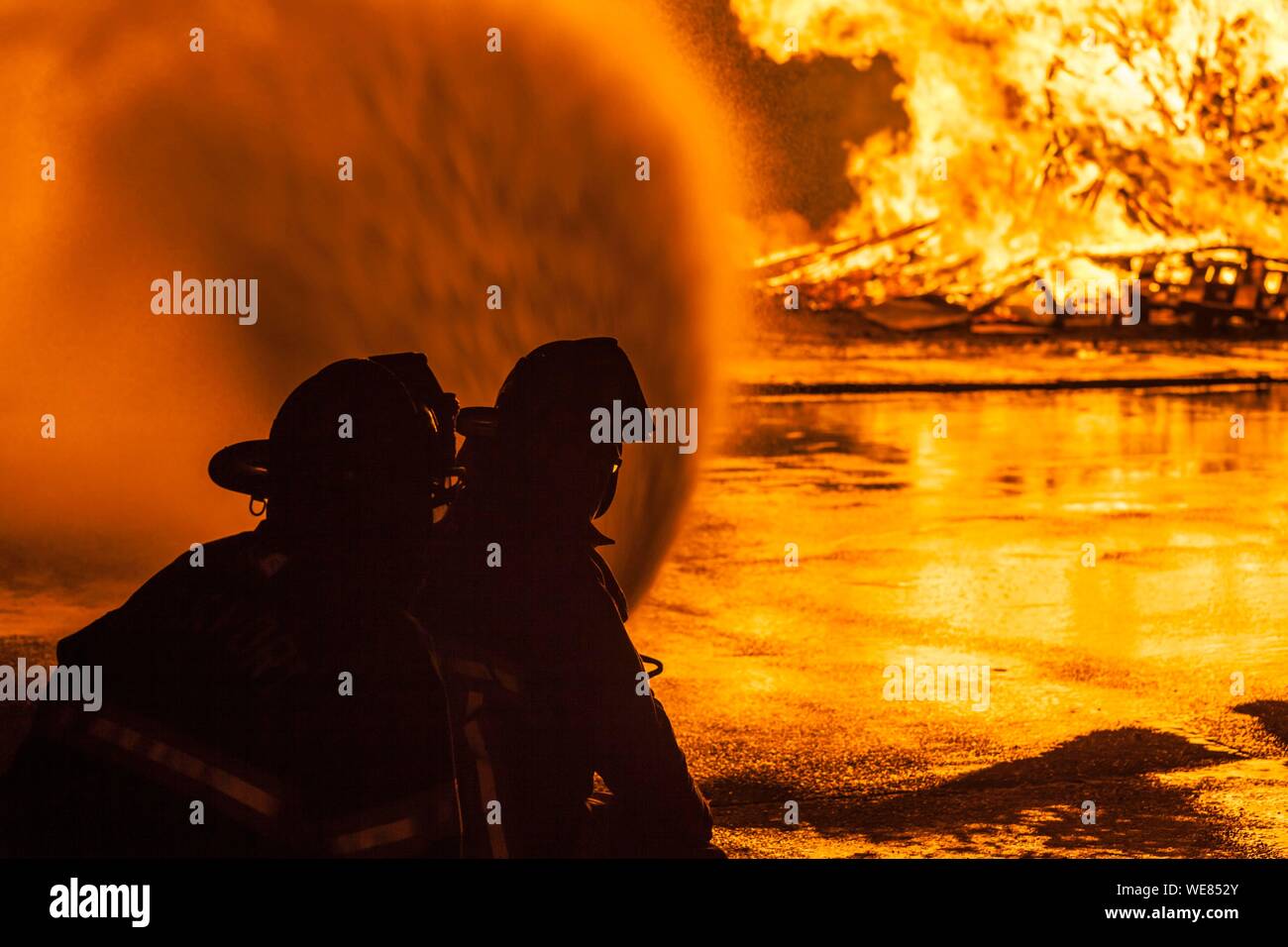 Stati Uniti, New England, Massachusetts, Cape Ann, Rockport, Rockport Quarta di luglio Parade, vigili del fuoco sagome da falò di vacanza Foto Stock