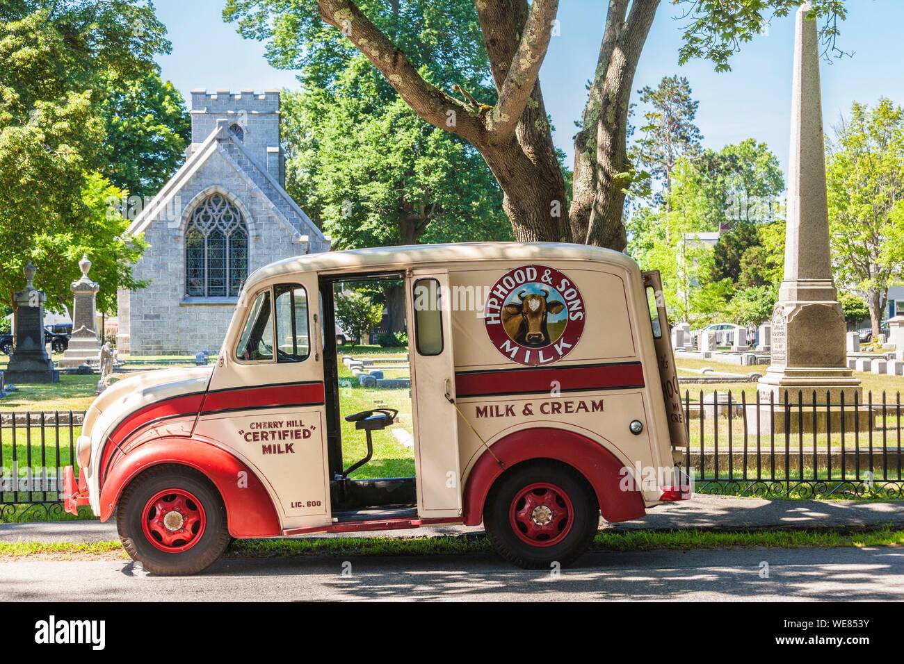 Stati Uniti, New England, Massachusetts, Cape Ann, Gloucester, quarto di luglio Parade, anni cinquanta-ser H.P. Il cofano consegna del latte carrello Foto Stock