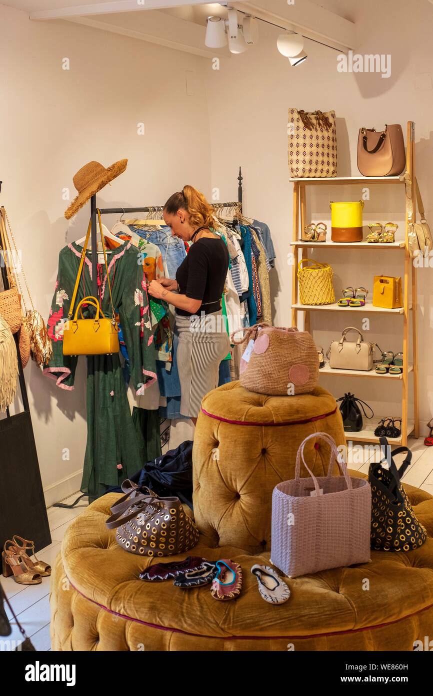L'Italia, Campania, Napoli, centro storico elencati come patrimonio mondiale dall' UNESCO, Via Carlo Poerio, Nennapop, fashion shop Foto Stock