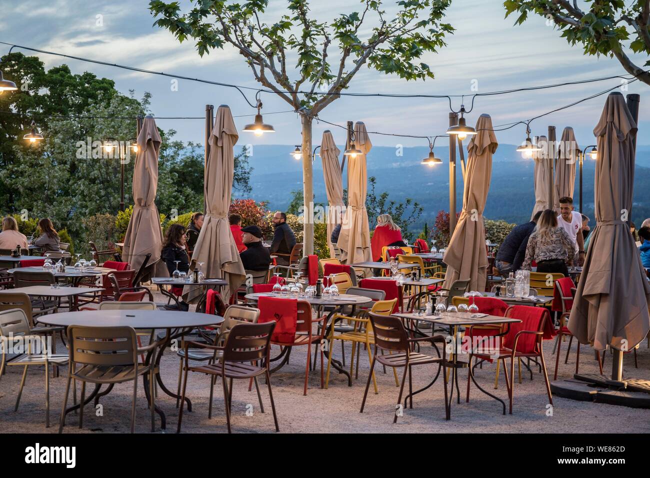 Francia, Vaucluse, parco naturale regionale del Luberon, Ménerbes, etichettato i più bei villaggi di Francia, terrazza del bistrot 5 Foto Stock