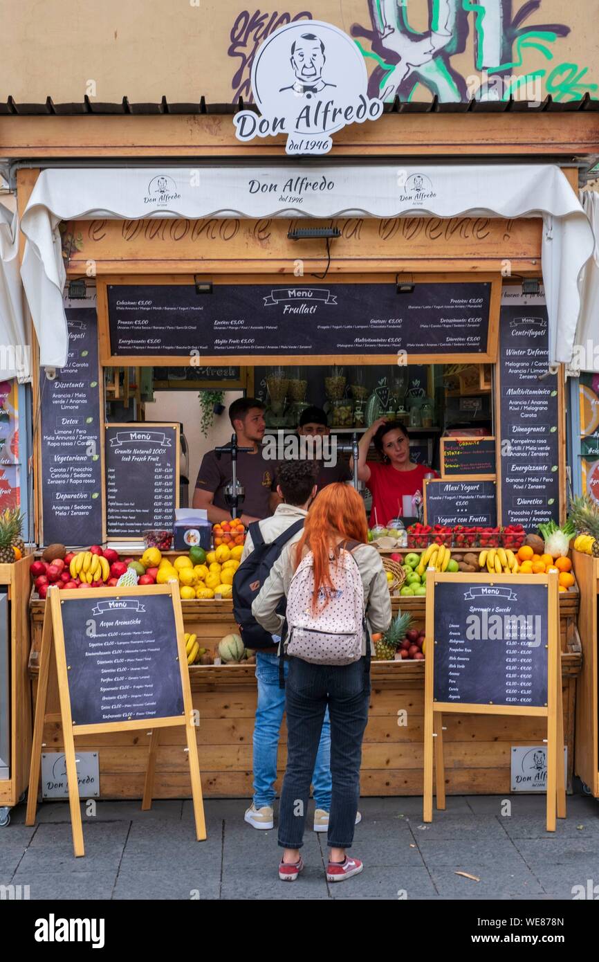 L'Italia, Campania, Napoli, centro storico sono classificati come patrimonio mondiale dall' UNESCO, il cibo di strada, succhi di frutta Foto Stock