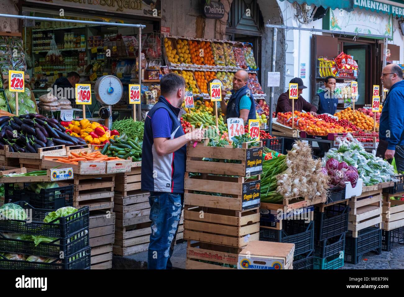 L'Italia, Campania, Napoli, centro storico elencati come patrimonio mondiale dall' UNESCO, mercato della Pignasecca, la frutta e la verdura Foto Stock