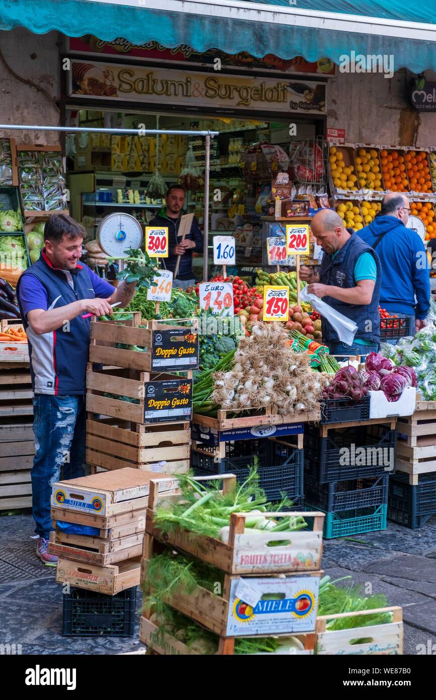 L'Italia, Campania, Napoli, centro storico elencati come patrimonio mondiale dall' UNESCO, mercato della Pignasecca, la frutta e la verdura Foto Stock