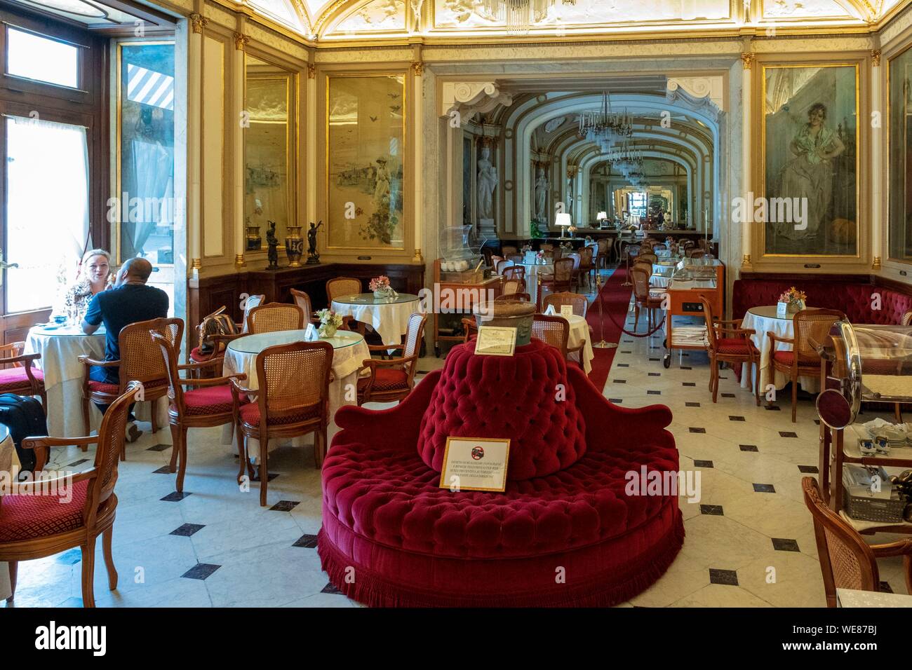 L'Italia, Campania, Napoli, centro storico elencati come patrimonio mondiale dall' UNESCO, Via Chiaia, Gran Caffè Gambrinus Foto Stock